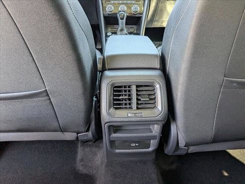 Used 2023 Volkswagen Taos SE w/ Panoramic Sunroof Package image 19
