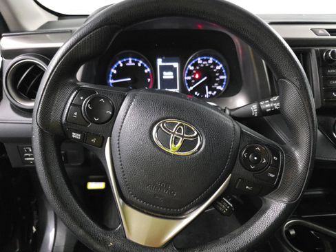 Used 2018 Toyota RAV4 LE FWD image 8