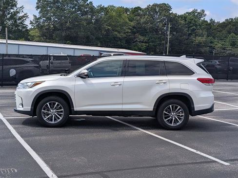 Used 2019 Toyota Highlander XLE image 3