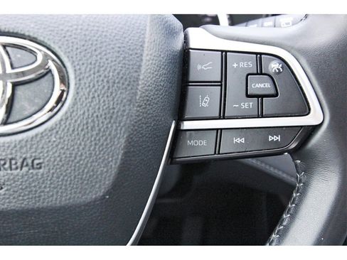 Used 2024 Toyota Highlander XLE image 12
