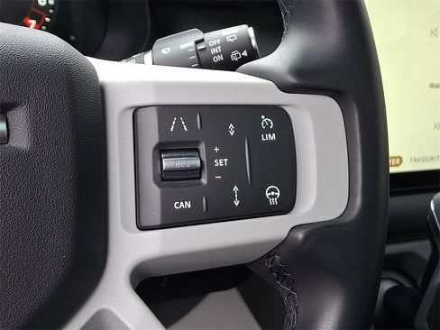 Used 2024 Land Rover Defender 110 X-Dynamic SE image 24
