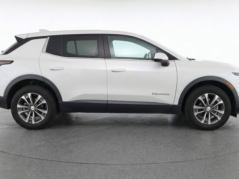 Used 2025 Chevrolet Equinox LT FWD image 11