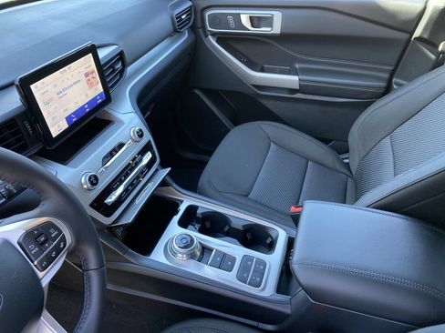 Used 2024 Ford Explorer XLT RWD image 30