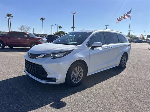 Used 2023 Toyota Sienna XLE image 8