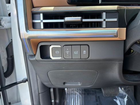 Used 2025 Hyundai Santa Fe Limited FWD image 17