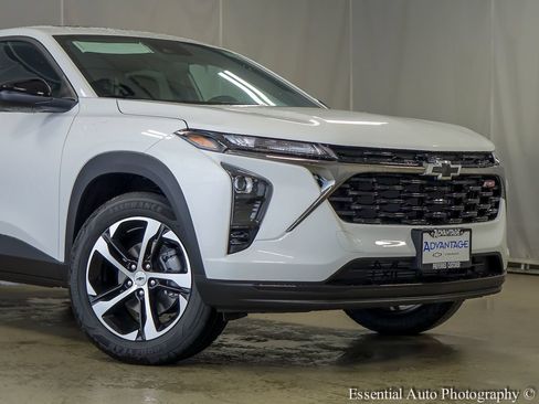 New 2026 Chevrolet Trax RS w/ Sunroof Package FWD image 3