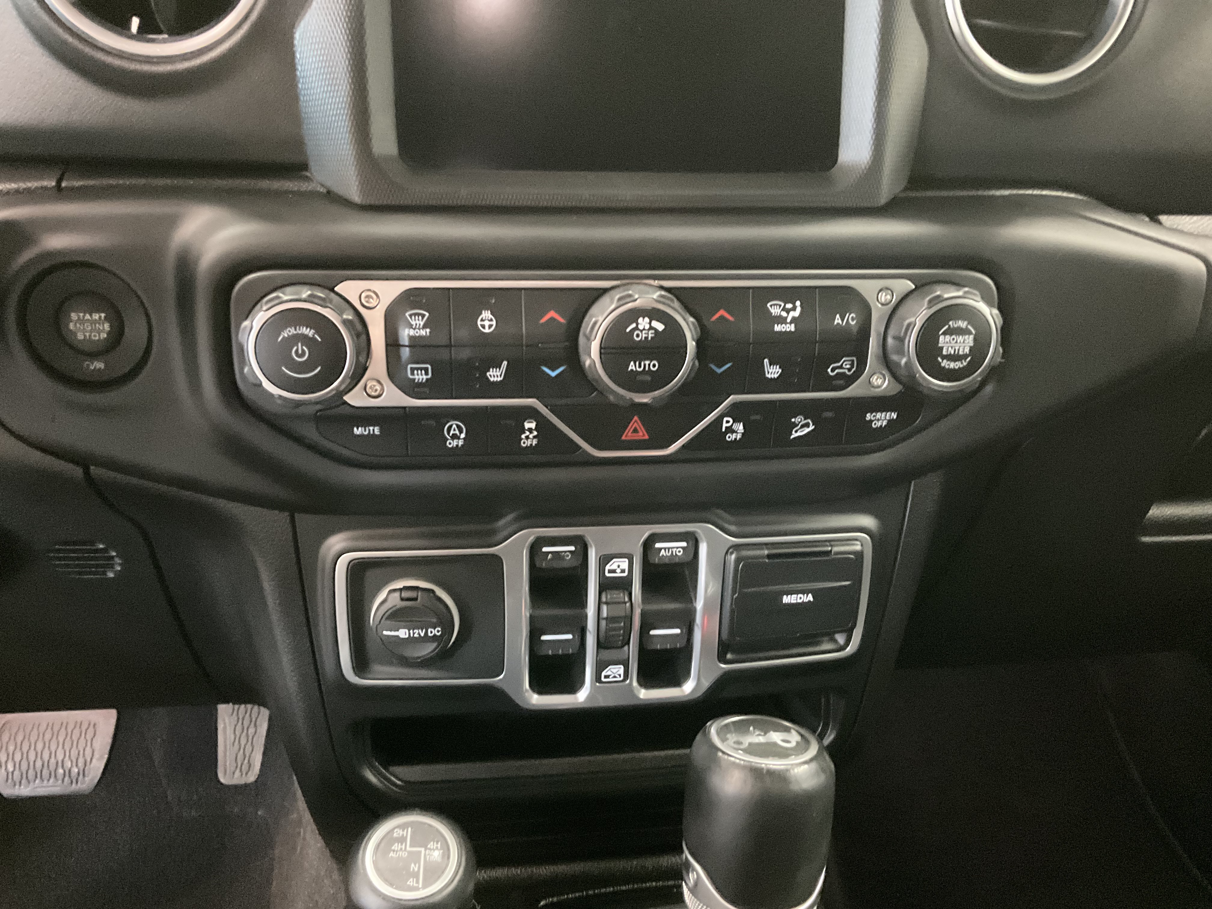 Used 2018 Jeep Wrangler Unlimited Sahara AWD/4WD image 17