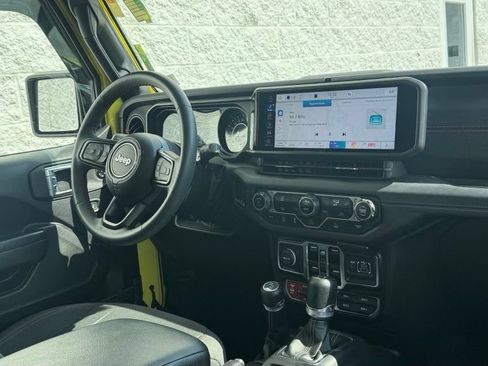Used 2024 Jeep Wrangler Unlimited Rubicon AWD/4WD image 11