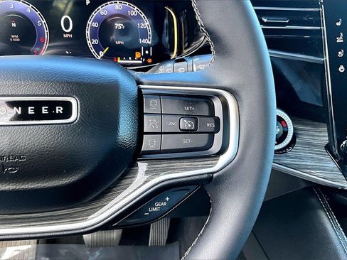 Used 2022 Jeep Wagoneer Series III w/ Flexible Seating Group image 12