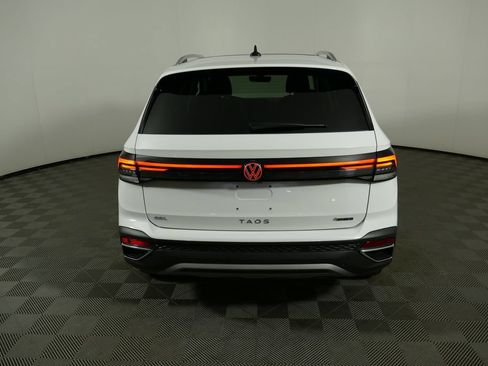 Used 2025 Volkswagen Taos SEL AWD/4WD image 4
