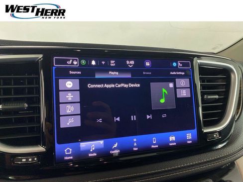 Used 2023 Chrysler Pacifica Limited FWD image 2