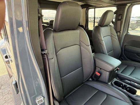 New 2025 Jeep Gladiator Sport image 21