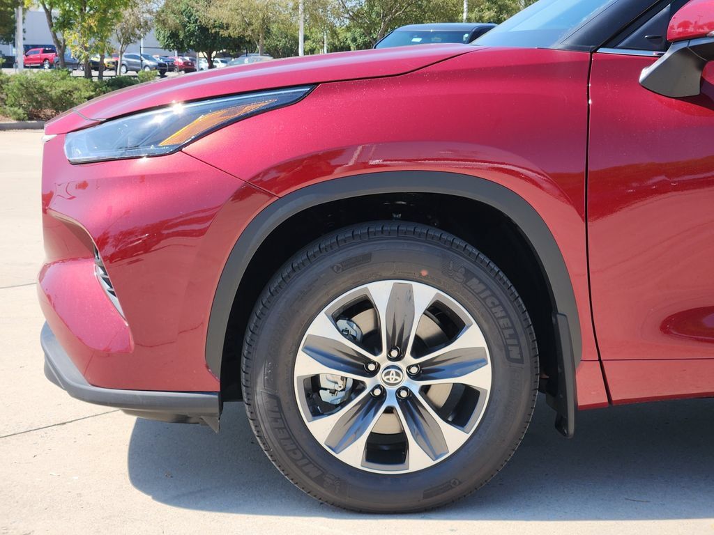 New 2026 Toyota Highlander AWD image 9
