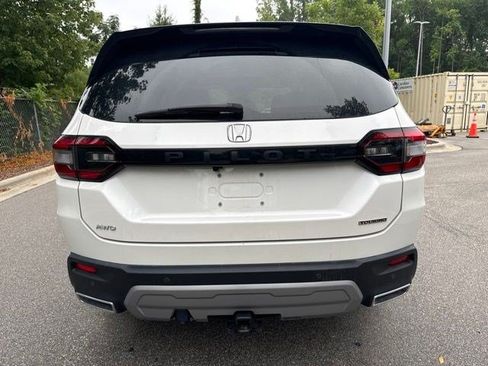 Used 2025 Honda Pilot Touring image 6
