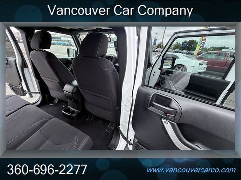 Used 2018 Jeep Wrangler Unlimited Sahara AWD/4WD image 15