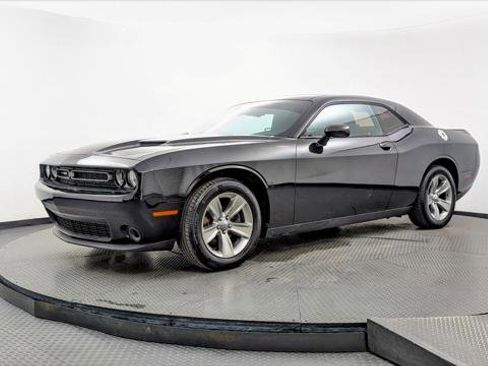 Used 2019 Dodge Challenger SXT image 2