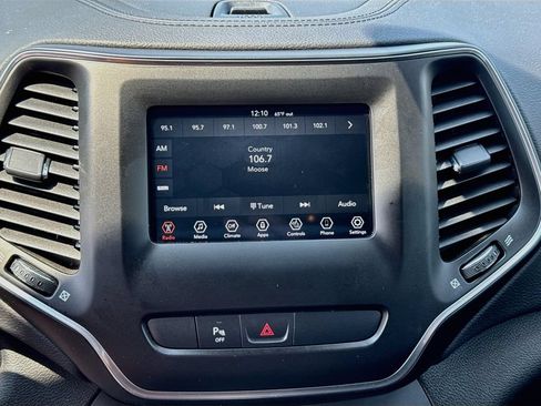 Used 2019 Jeep Cherokee Latitude Plus w/ Comfort/Convenience Group AWD/4WD image 12