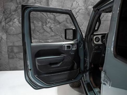 Used 2024 Jeep Wrangler Unlimited image 4