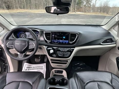 Used 2023 Chrysler Pacifica Touring-L FWD image 12