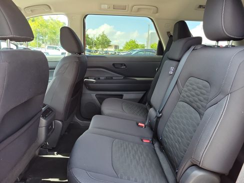 Certified 2025 Nissan Pathfinder SV FWD image 17