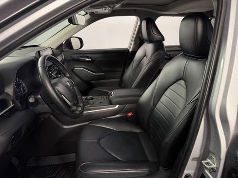 Used 2022 Toyota Highlander XLE image 14