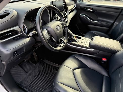 Used 2021 Toyota Highlander XLE image 21