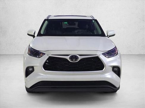 Used 2024 Toyota Highlander XLE FWD image 2