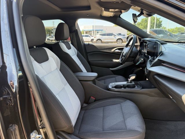 Used 2025 Chevrolet Trax RS w/ Sunroof Package FWD image 30