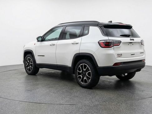 Used 2025 Jeep Compass Trailhawk AWD/4WD image 6