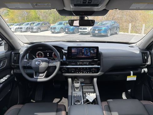 Used 2026 Nissan Pathfinder Platinum AWD/4WD image 14