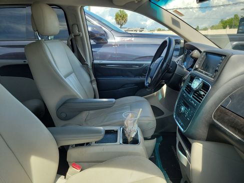 Used 2016 Chrysler Town & Country Touring FWD image 9