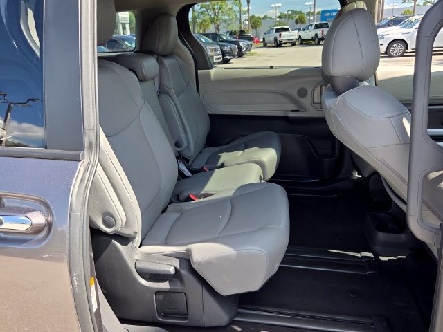 Used 2023 Toyota Sienna XLE FWD image 21