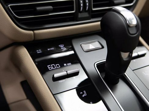 Certified 2025 Porsche Macan image 22