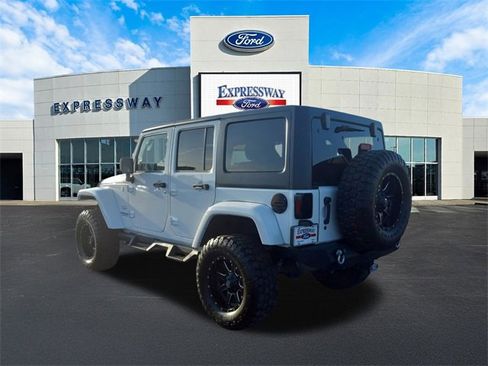 Used 2017 Jeep Wrangler Unlimited Sahara w/ Connectivity Group image 7