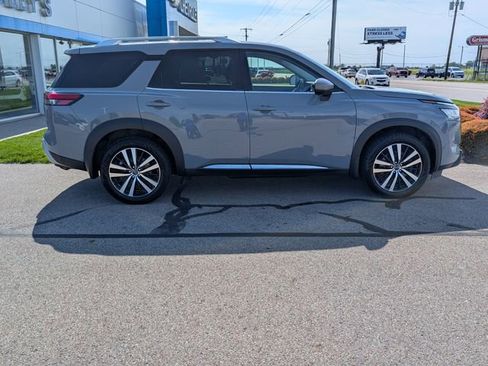 Used 2024 Nissan Pathfinder Platinum AWD/4WD image 2