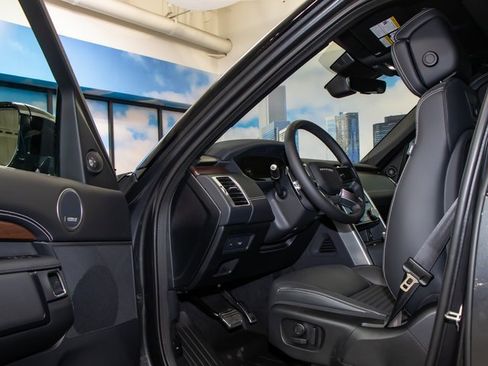 Certified 2025 Land Rover Discovery Dynamic SE image 13