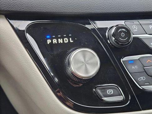 Used 2023 Chrysler Pacifica Touring-L FWD image 14