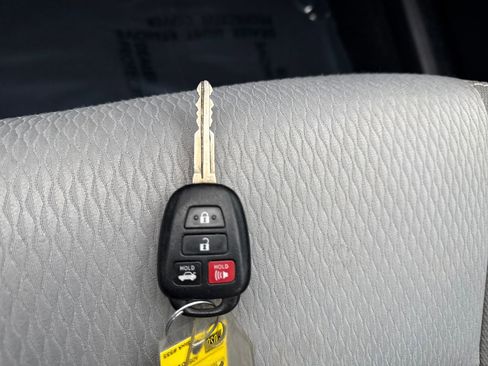 Used 2016 Toyota Corolla LE image 29