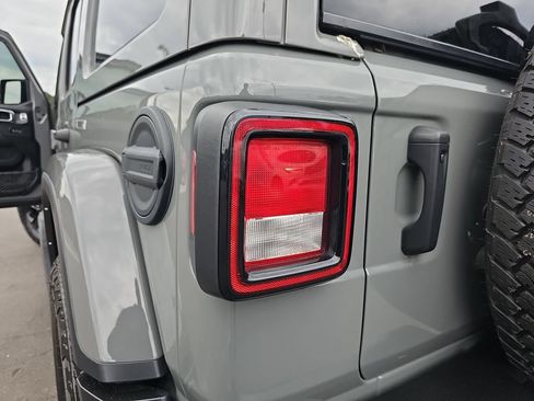 Used 2022 Jeep Wrangler Unlimited Sahara AWD/4WD image 38