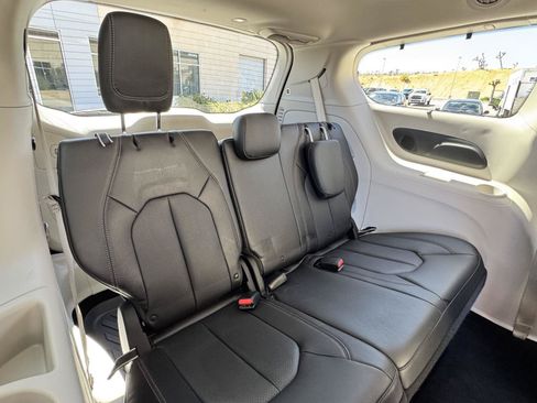 Used 2018 Chrysler Pacifica Touring-L Plus FWD image 34