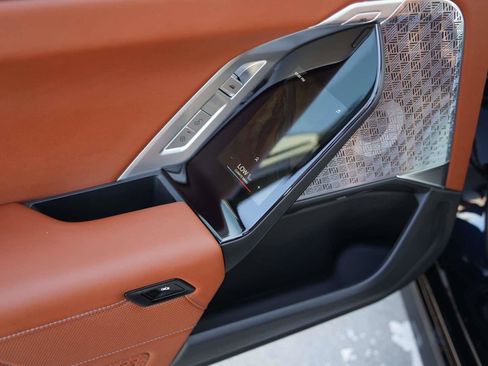 Used 2025 BMW i7 xDrive60 image 10