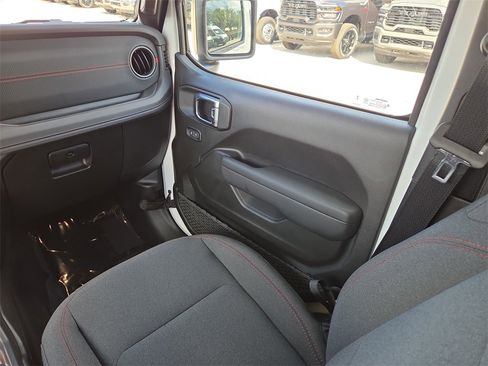 Certified 2025 Jeep Gladiator Rubicon w/ Safety Group image 18