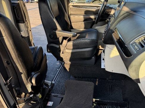 Used 2018 Dodge Grand Caravan SXT FWD image 23