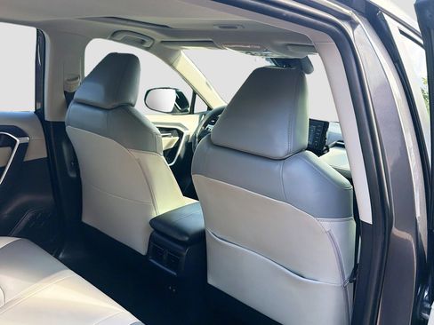 Used 2019 Toyota RAV4 XLE Premium FWD image 30