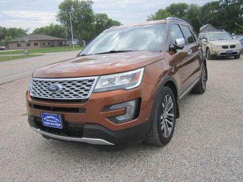 Used 2017 Ford Explorer Platinum image 4
