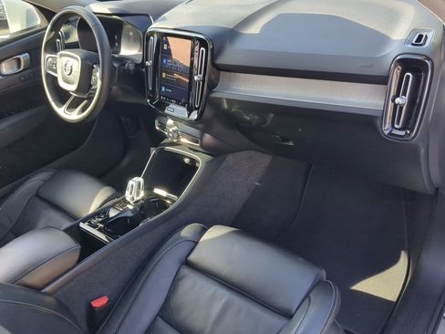 Used 2023 Volvo XC40 B5 Plus image 41