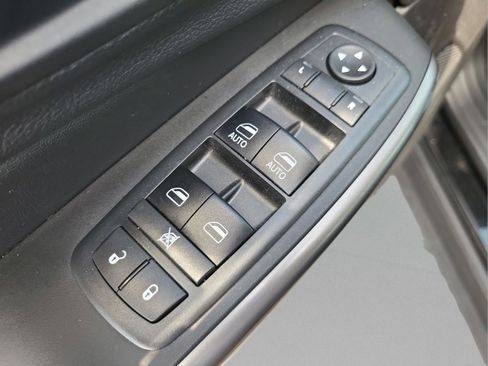 Used 2019 Jeep Cherokee Limited image 16