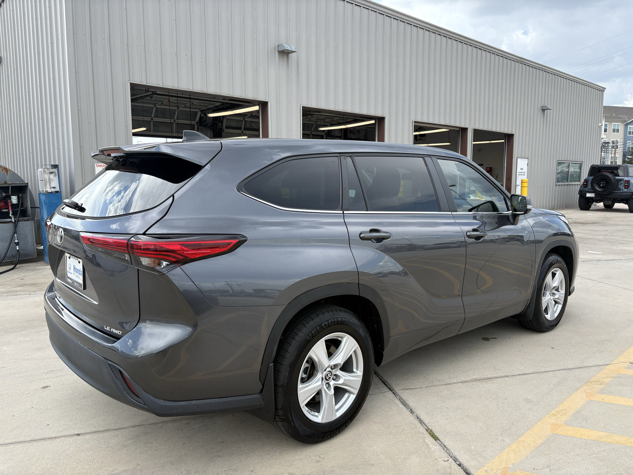 Used 2023 Toyota Highlander LE AWD/4WD image 8