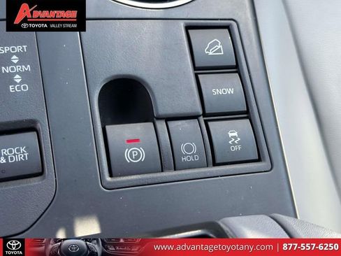 Used 2023 Toyota Highlander XLE AWD/4WD image 38