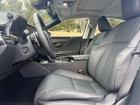 Used 2025 Lexus ES 300h w/ Technology Package image 11